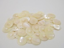 50 alte Perlmuttknöpfe 22 mm