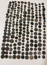 Posten von über 200 Knöpfen