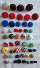 28. Konv.: 50 Knöpfe Stoff