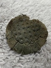 Antiker, gemusterter Knopf aus