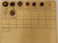 Alte Knopfmuster, auf Pappe