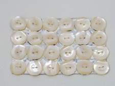 24 alte Perlmuttknöpfe auf